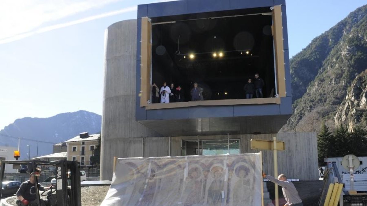 El primer episodi tractarà sobre el Sant Pere, pintat al segle XII pel mestre de Santa Coloma, i que ara es pot visitar a l'Espai Columba.