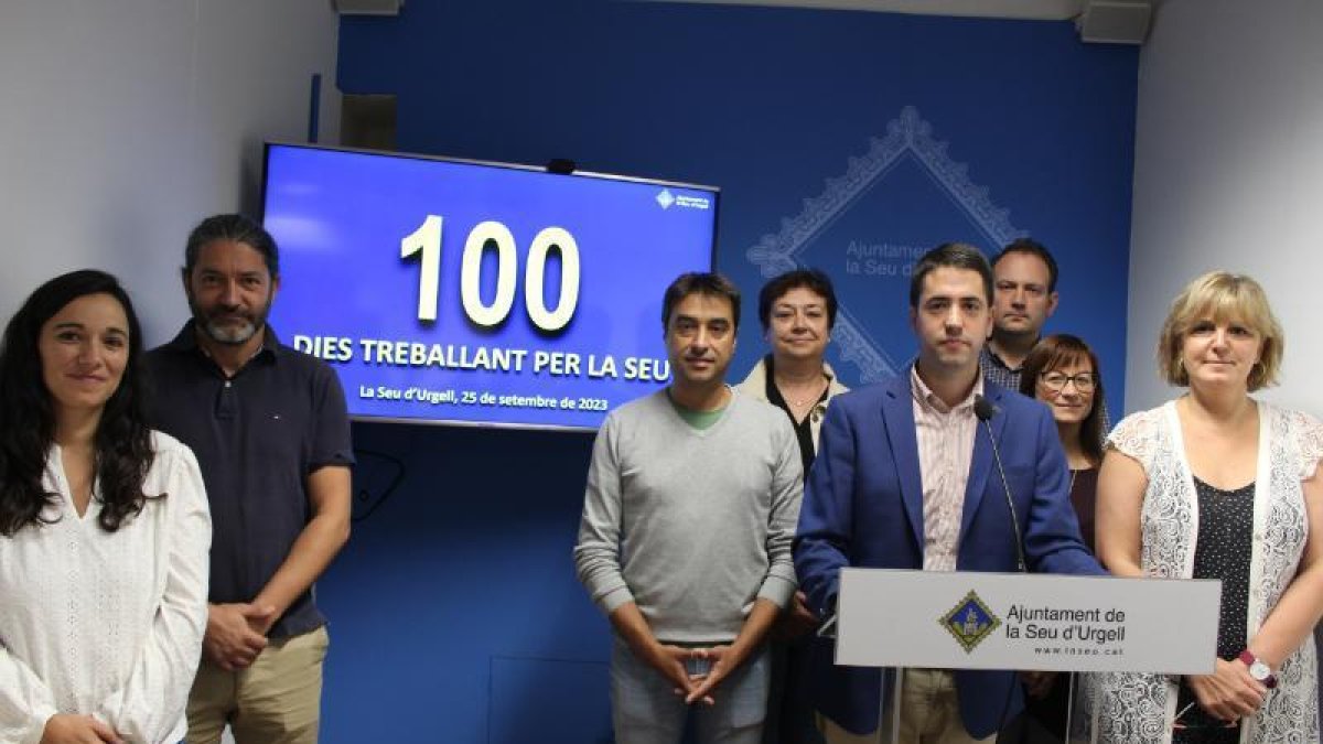 L'alcalde de la Seu, Joan Barrera, amb l'equip de l'ajuntament aquest matí