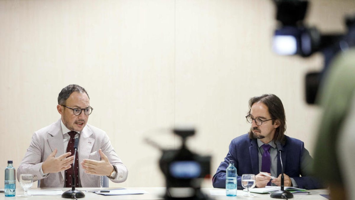 Espot i Riba durant la trobada amb mitjans d'aquesta tarda sobre les negociacions amb la UE