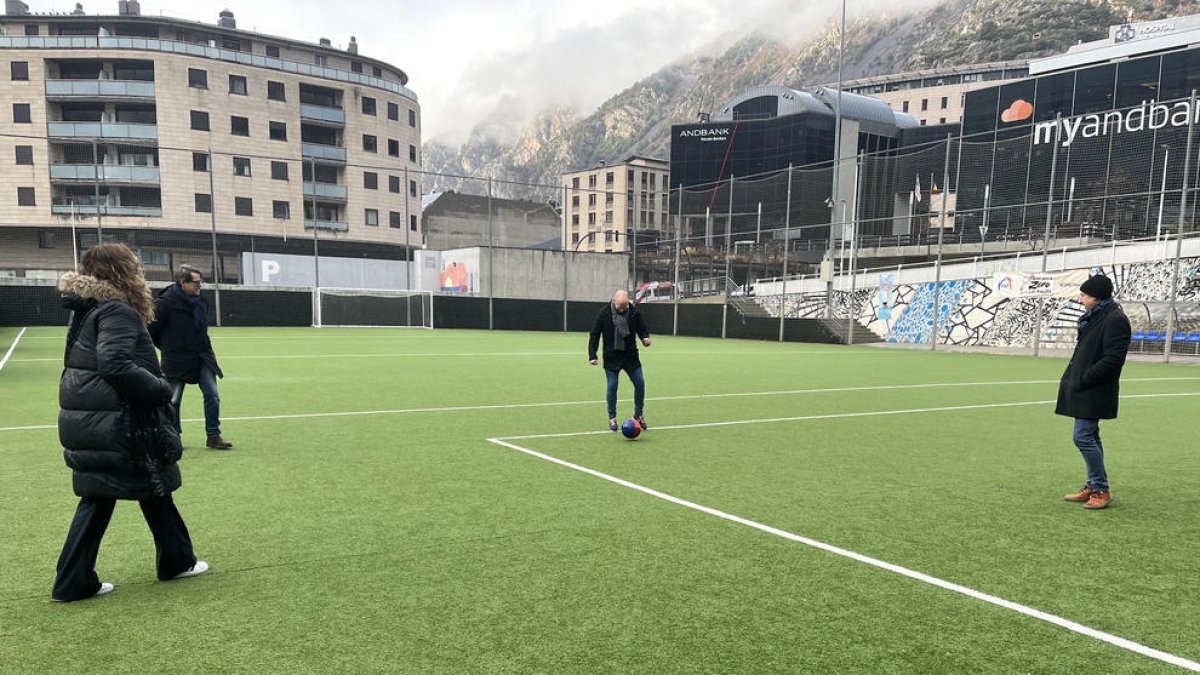 Els candidats van improvisar un partit.