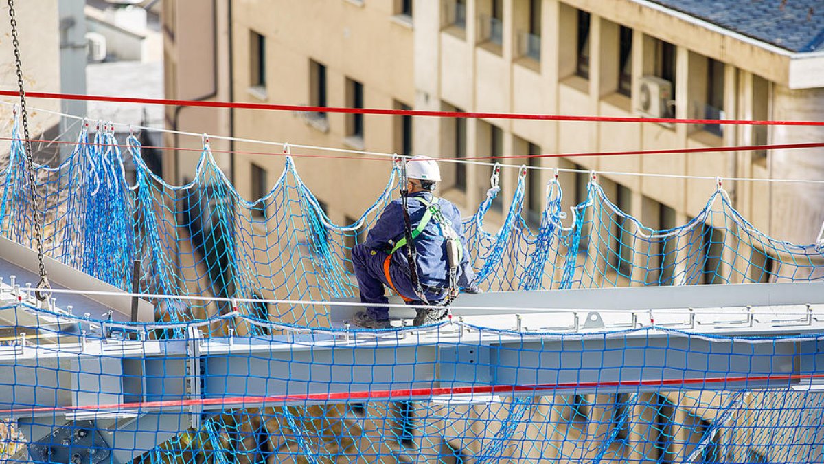 Un obrer en una construcció a Andorra la Vella.