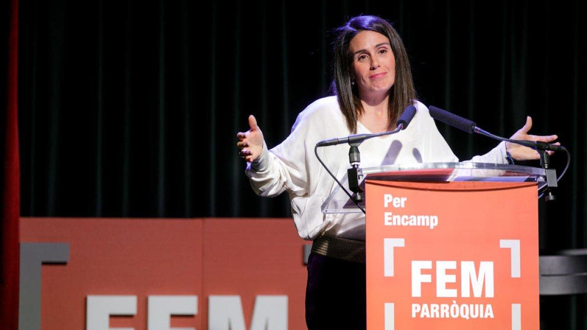 Laura Mas explicant el programa electoral a la reunió de poble.
