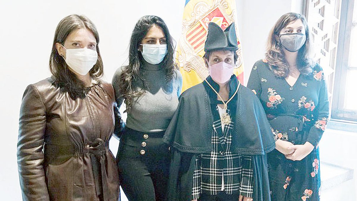 L'anterior síndica amb la cap de l'agència i les dues inspectores.