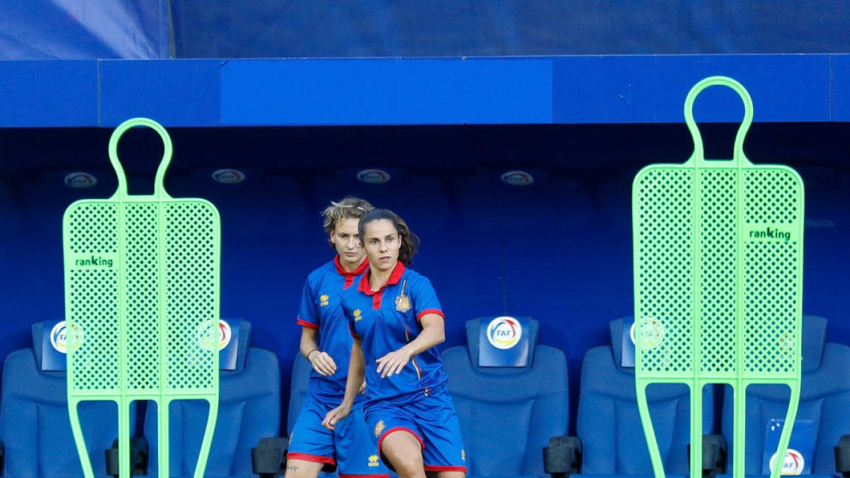 La jugadora del Vila-real Tere Morató i María Ruzafa, del Niça, en segon terme, ahir.
