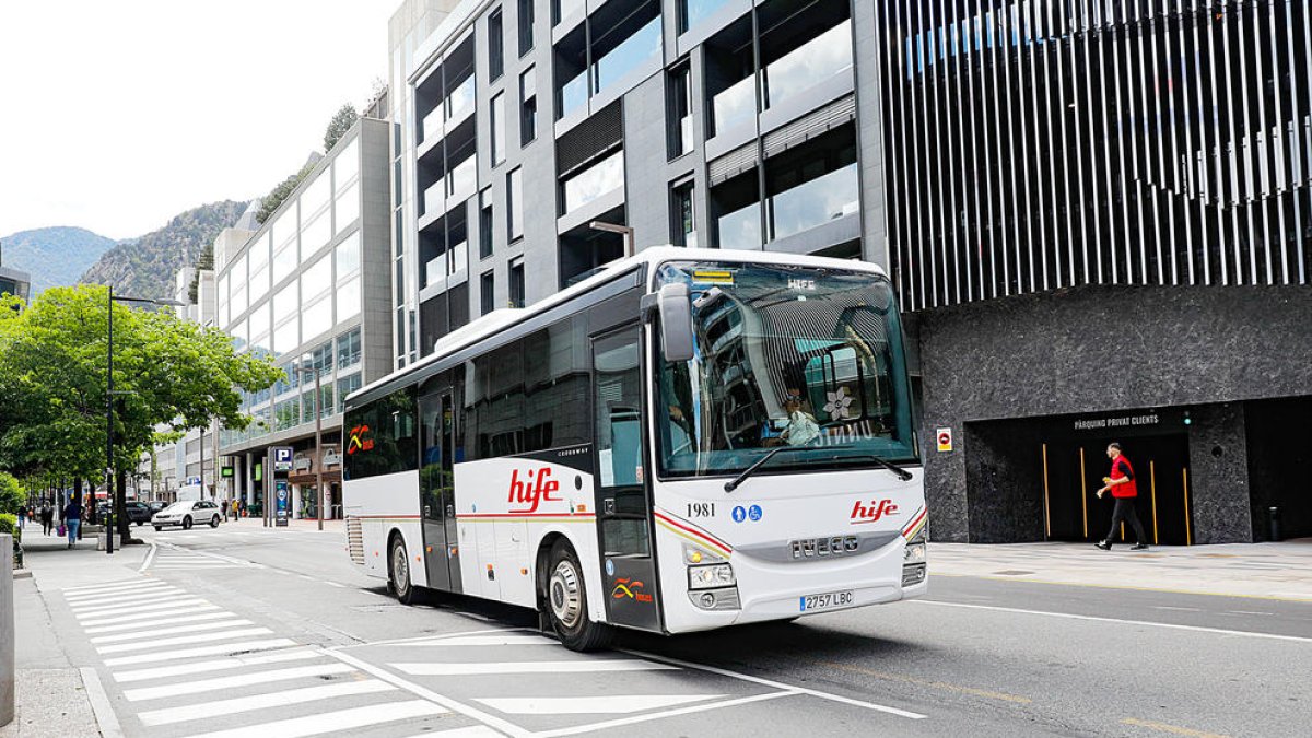 Un autobús circulant per la capital.