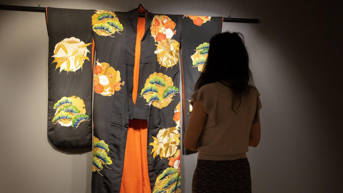 Una assistent a l'exposició 'Japó. Una història d'amor i guerra'