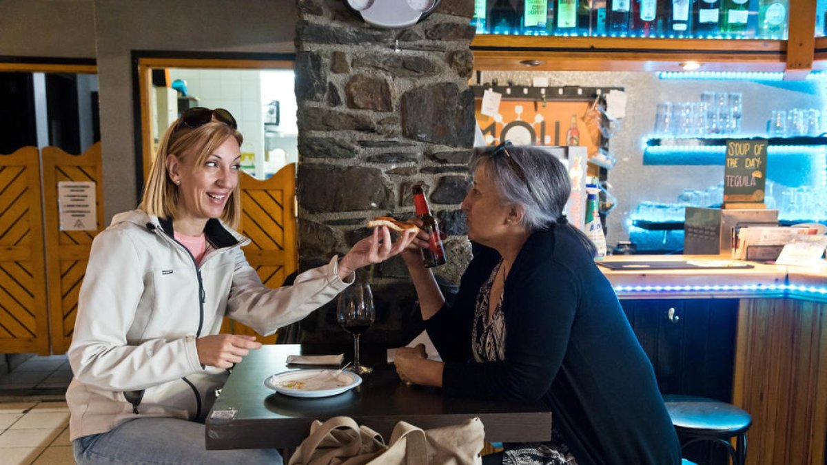 Dos participants de la ruta de la tapa de la Pitavola de l'any passat