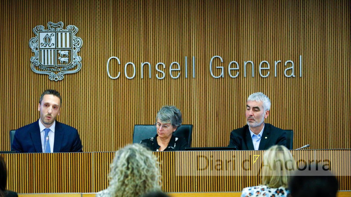 Isaac Galobardes, Susanna Vela i Marc Magallon durant la comissió d'Educació