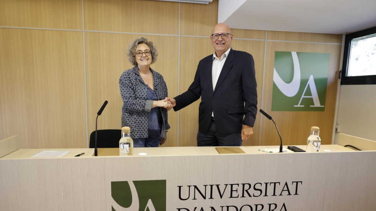 Signatura del conveni de col·laboració entre la Universitat d'Andorra (UdA) i l'Institut Andorrà de les Dones (IAD)