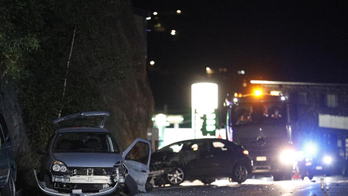 Els dos cotxes accidentats a la sortida d'Encamp.