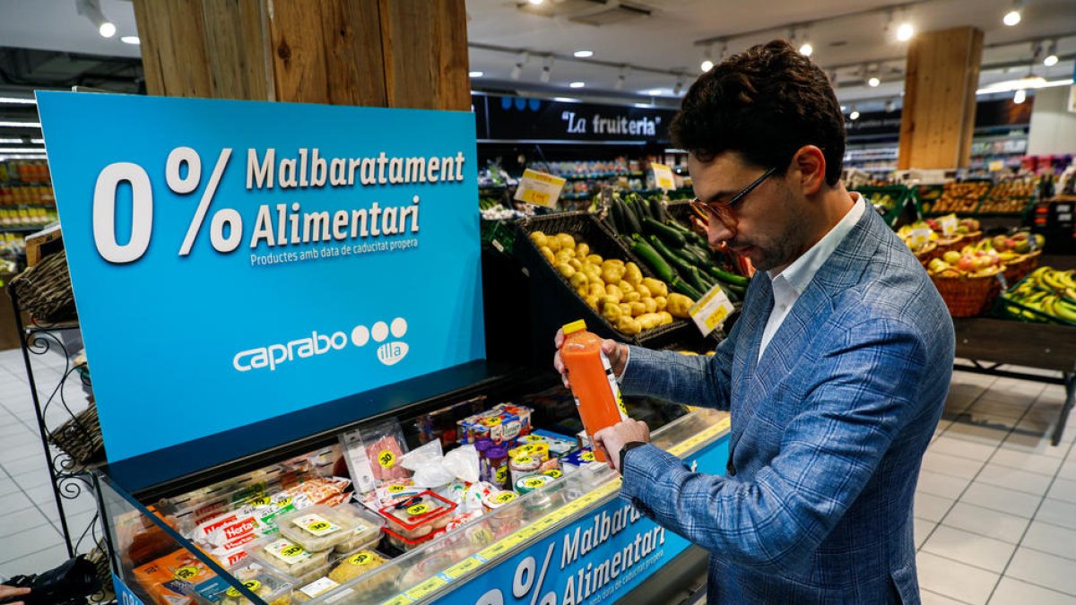 El ministre de Medi Ambient, Guillem Casal, davant d'un expositor per la nova iniciativa.