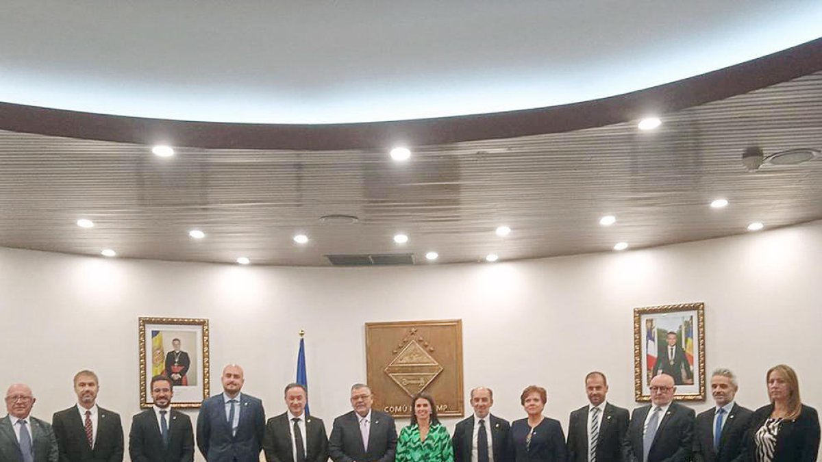 Els consellers, ahir en acabar el ple.