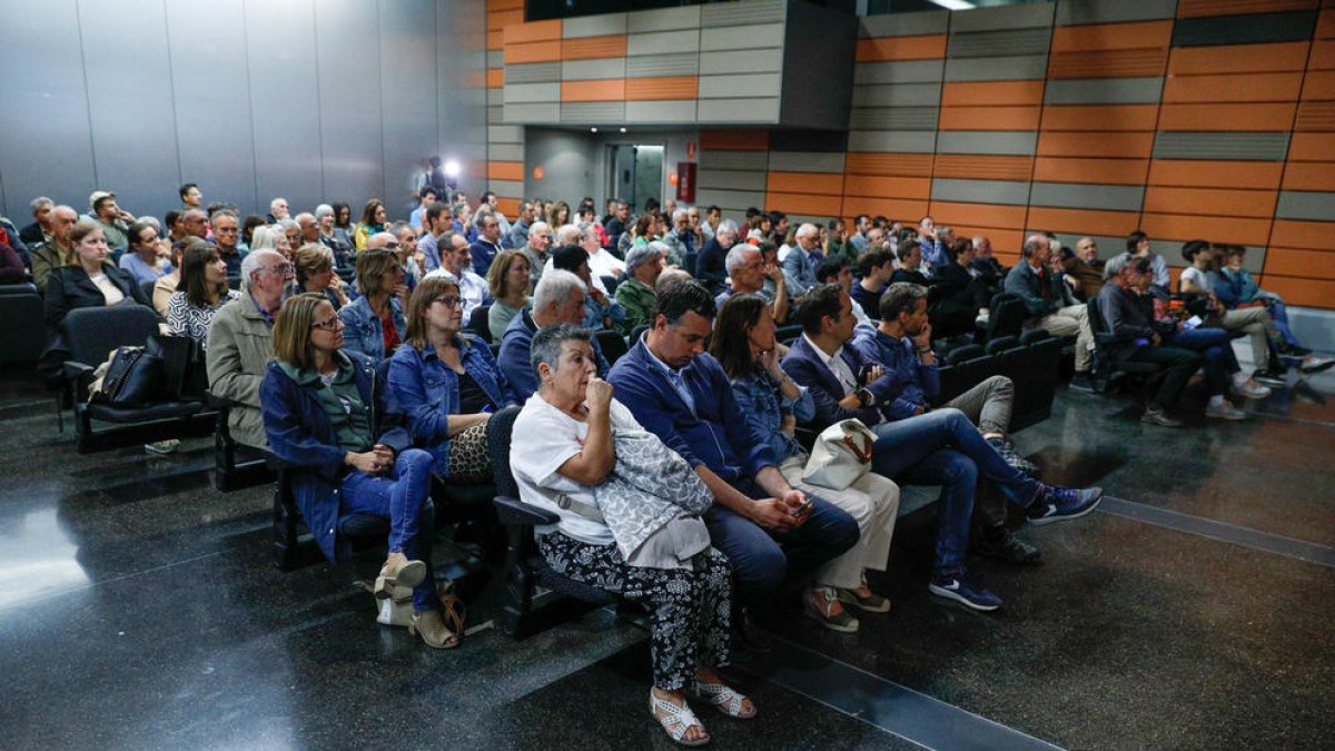 Públic a la reunió de poble de dimecres.