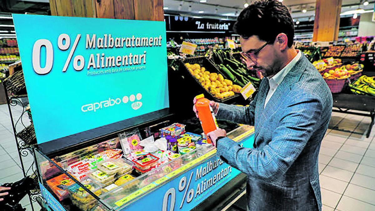 El ministre Casal en un supermercat de la capital