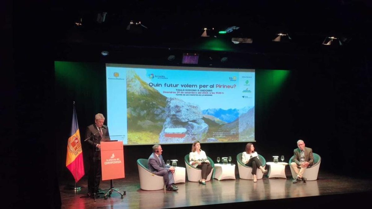 Celebració de la taula rodona 'Quin futur volem per al Pirineu?: Estratègies per un desenvolupament sostenible dels territoris de muntanya'.