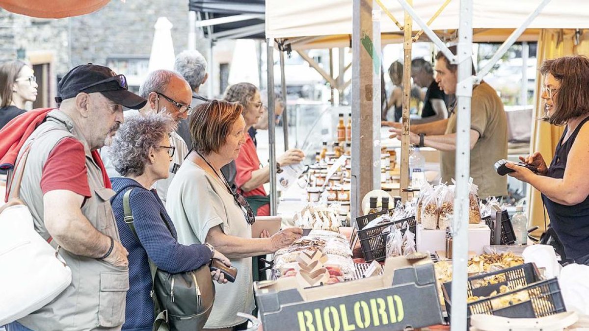 Visitants en una paradeta del mercat.