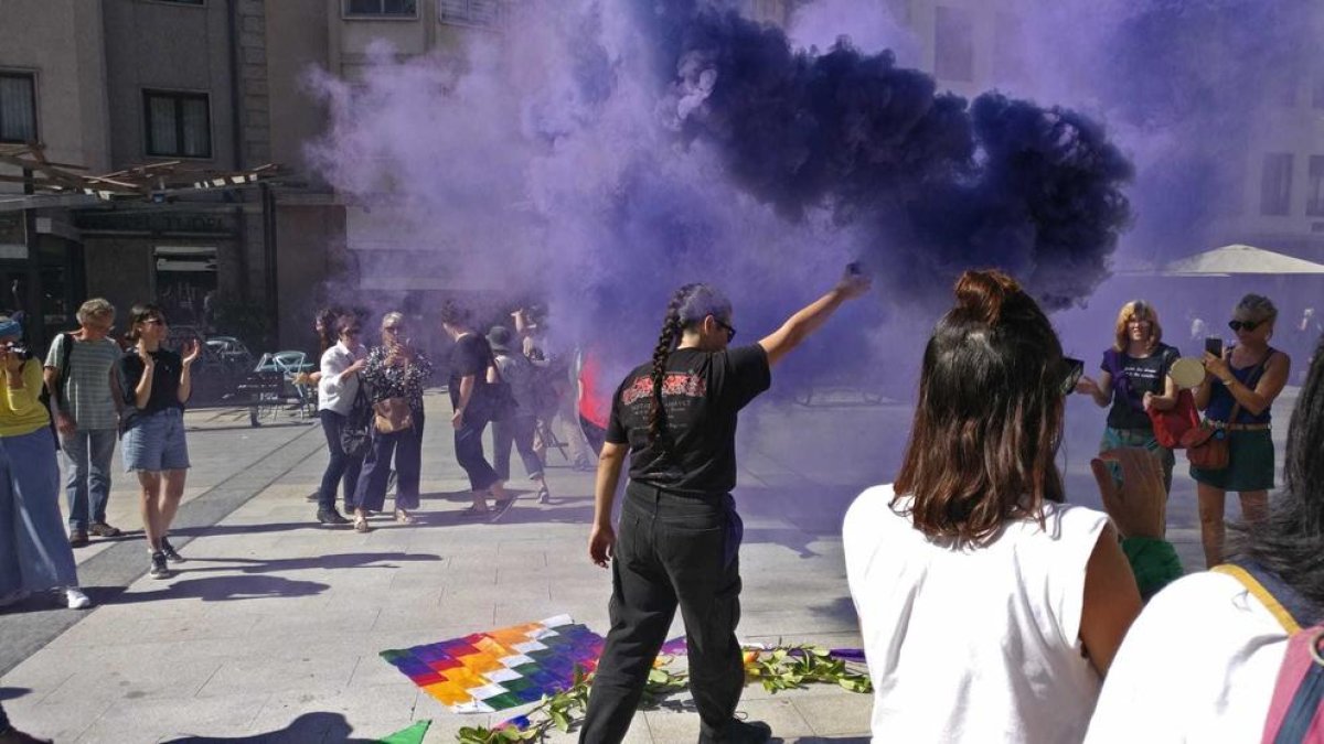 Més d'un centenar de persones es manifesten pel dret a l'avortament