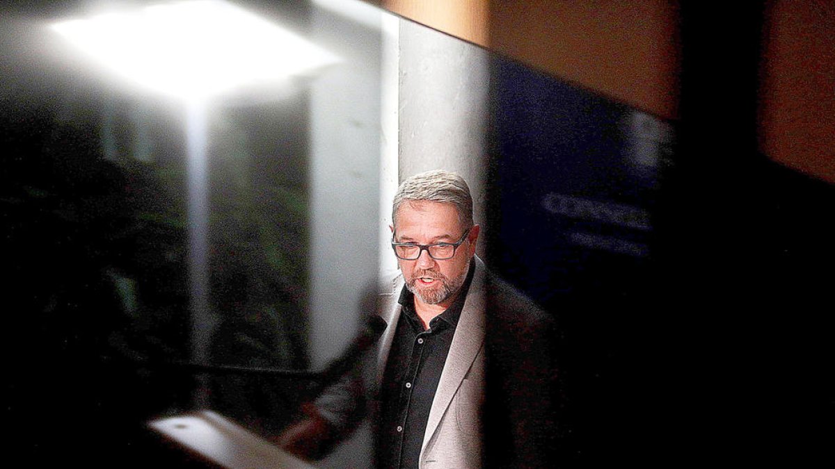 El novel·lista durant en una de les presentacions.