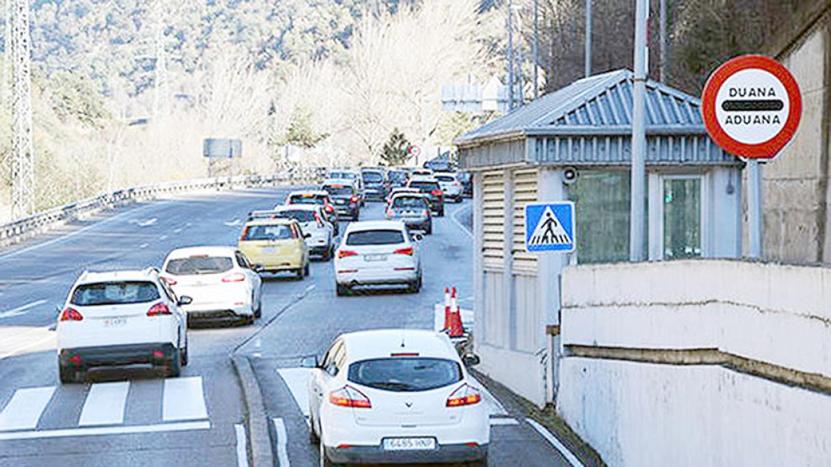 Cues de sis quilòmetres per entrar des d'Espanya