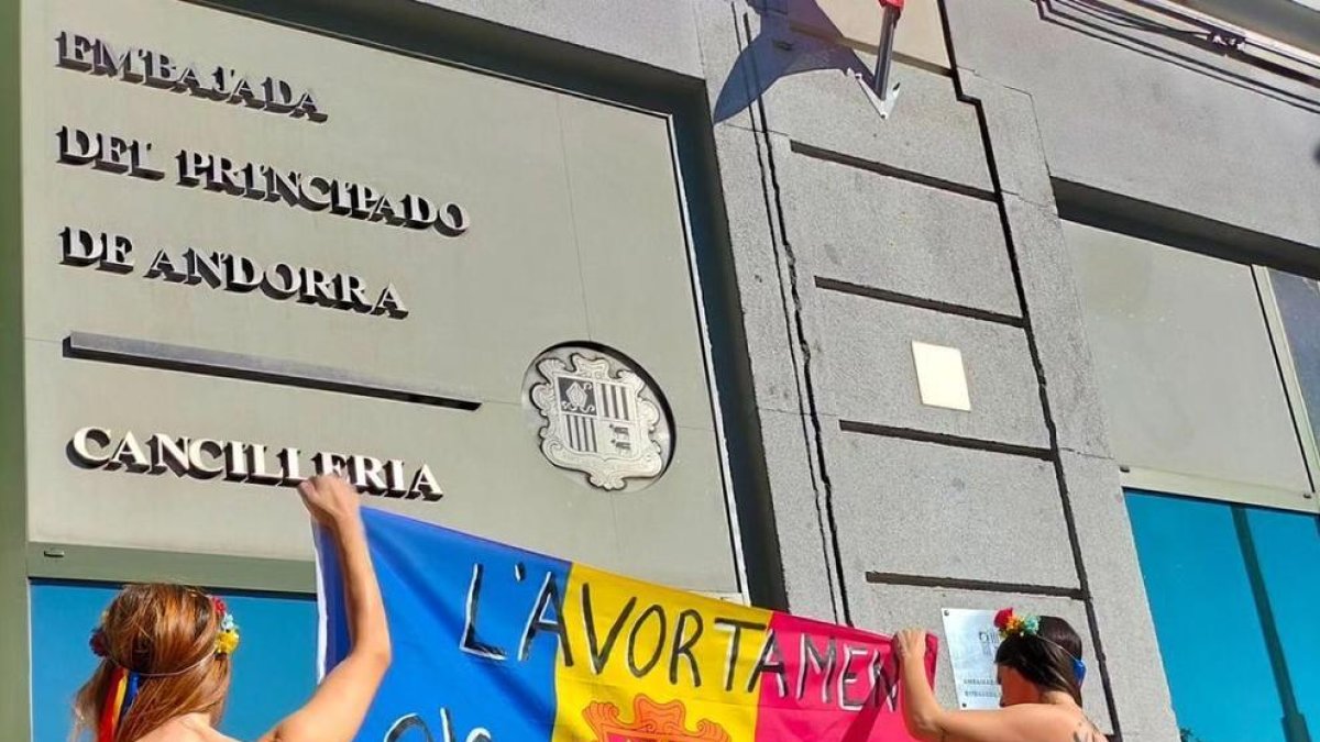 Activistes de Femen protestant davant l'ambaixada d'Andorra a Madrid