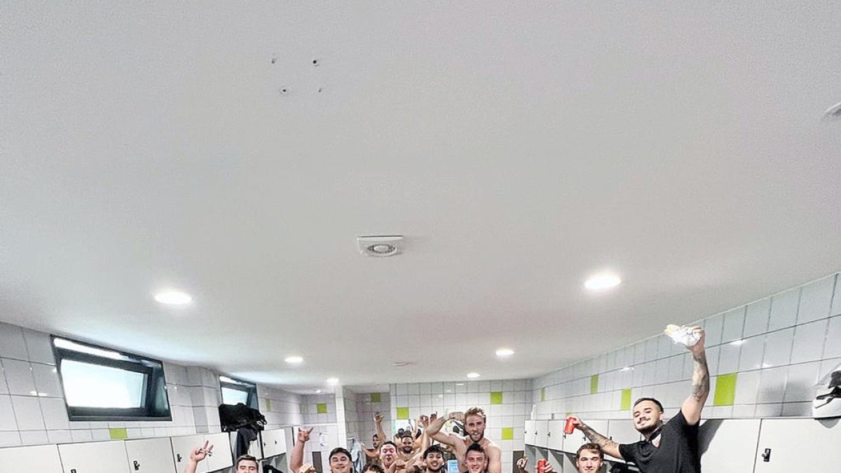 Els jugadors celebren el triomf al vestidor.