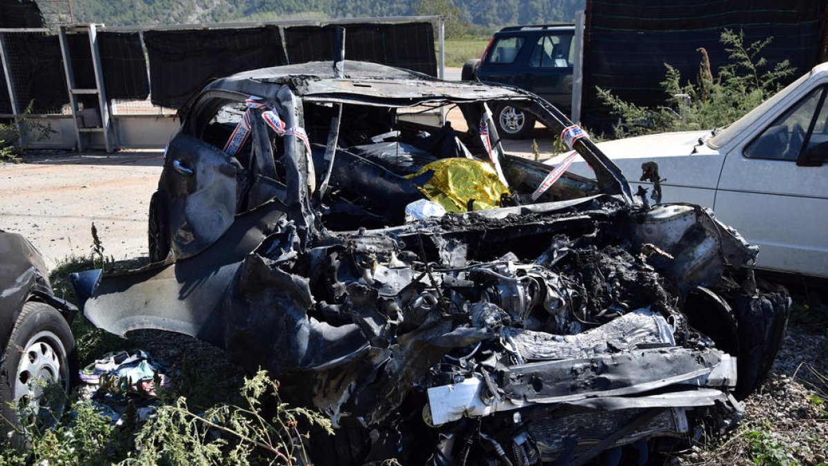 L'estat com va quedar un dels vehicles després del xoc frontal.