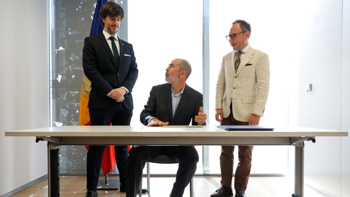 Ensenyat, González i Espot en la signatura.