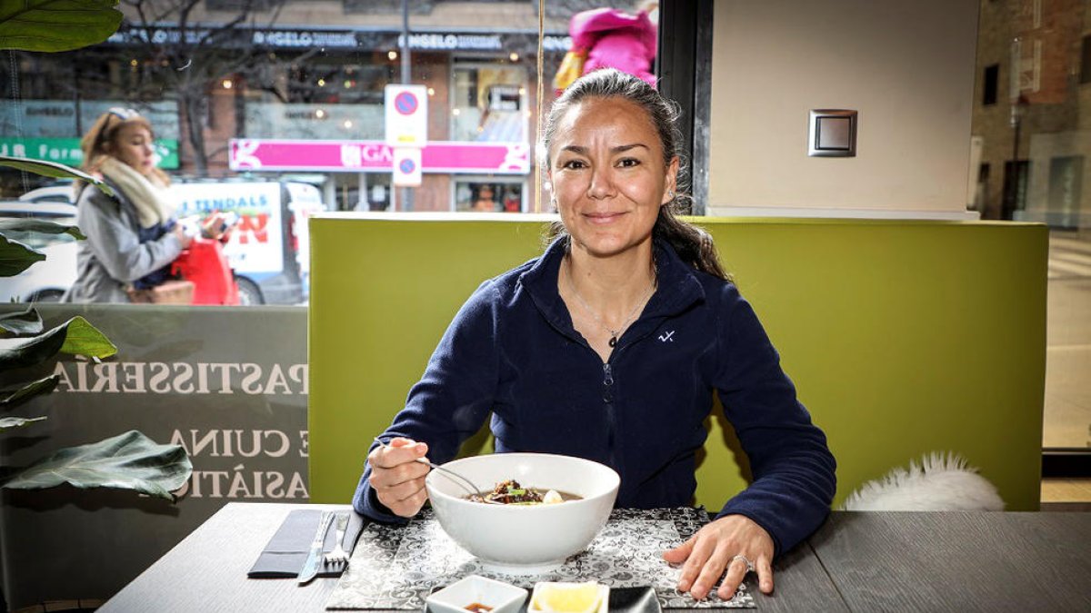 Una comensal en un dels restaurants.