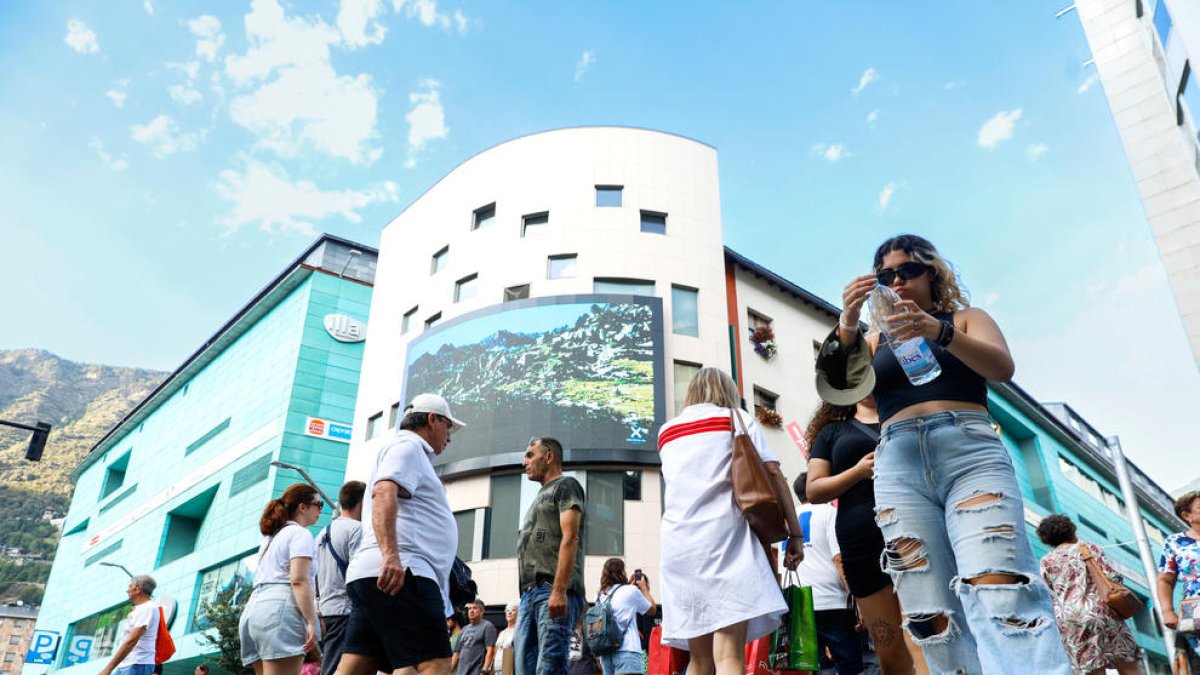 Turistes al carrer de la Unió entre Andorra la Vella i Escaldes-Engordany.