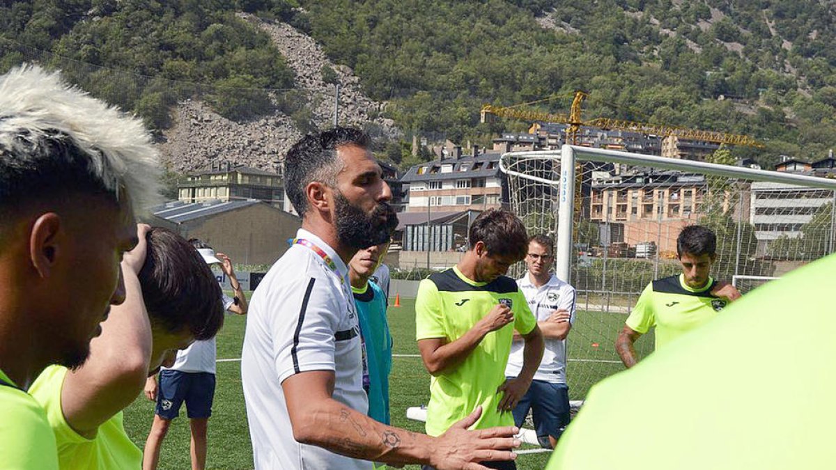 El tècnic, Antonio Rueda, en una xerrada a l'equip.