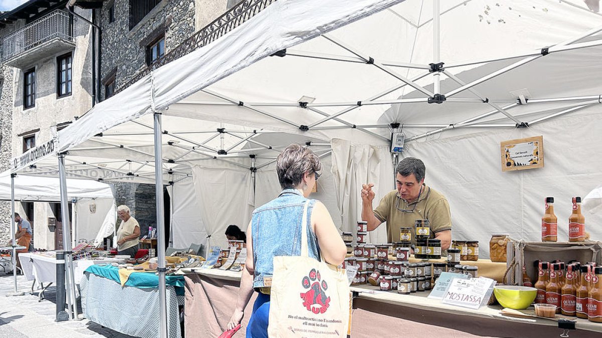 Ordino acull el mercat de productes gastronòmics de proxmitat i d'artesania.