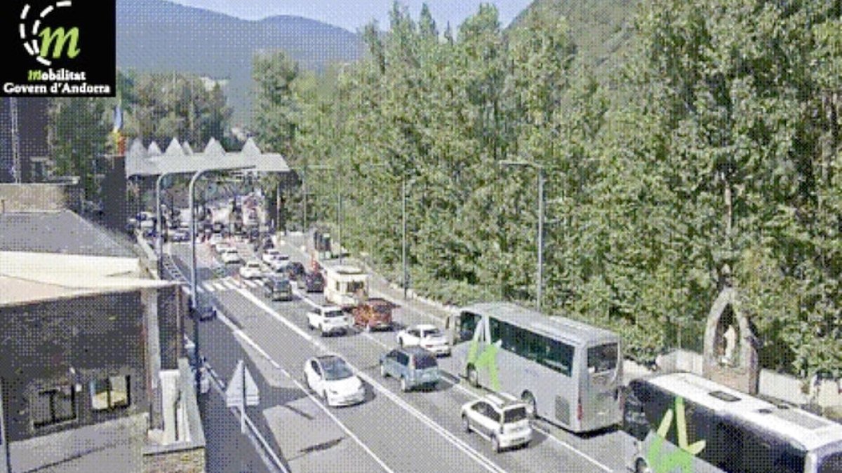 Trànsit dens per sortir del país ahir al matí