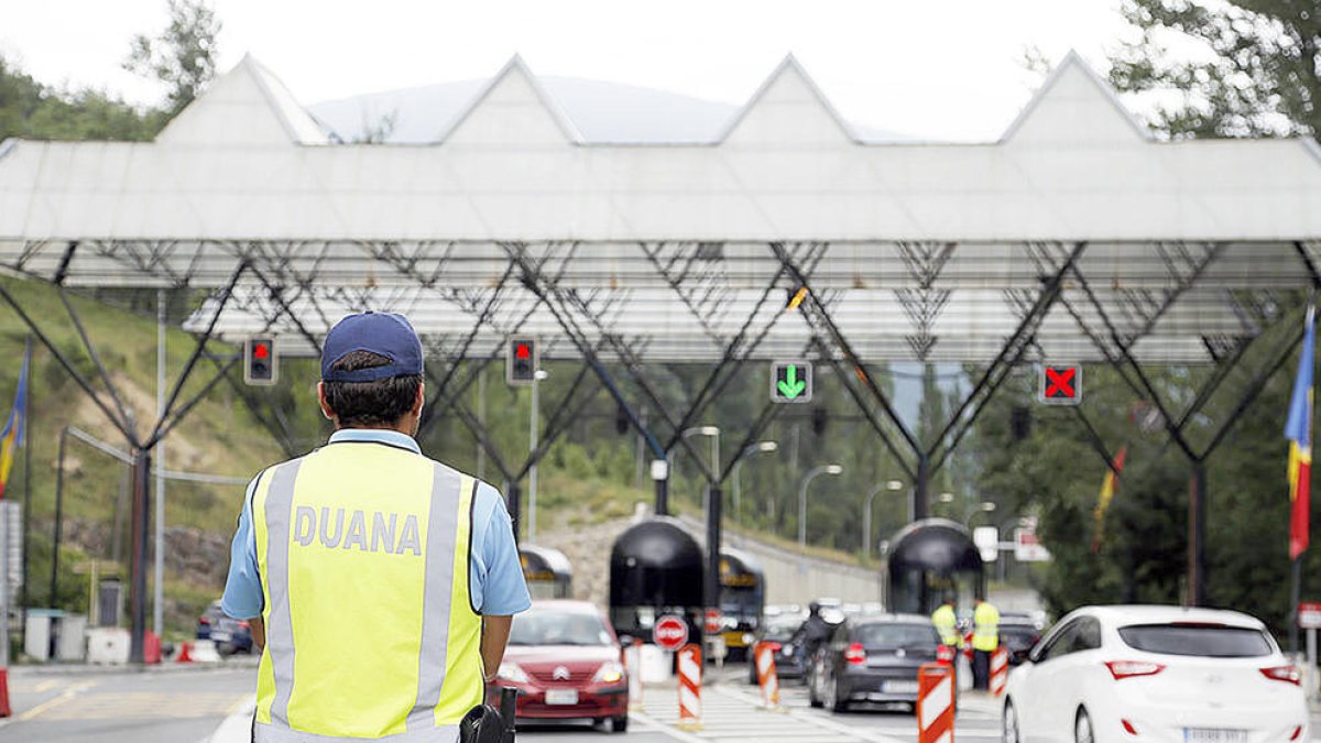 Un agent de la duana a la frontera andorrana.