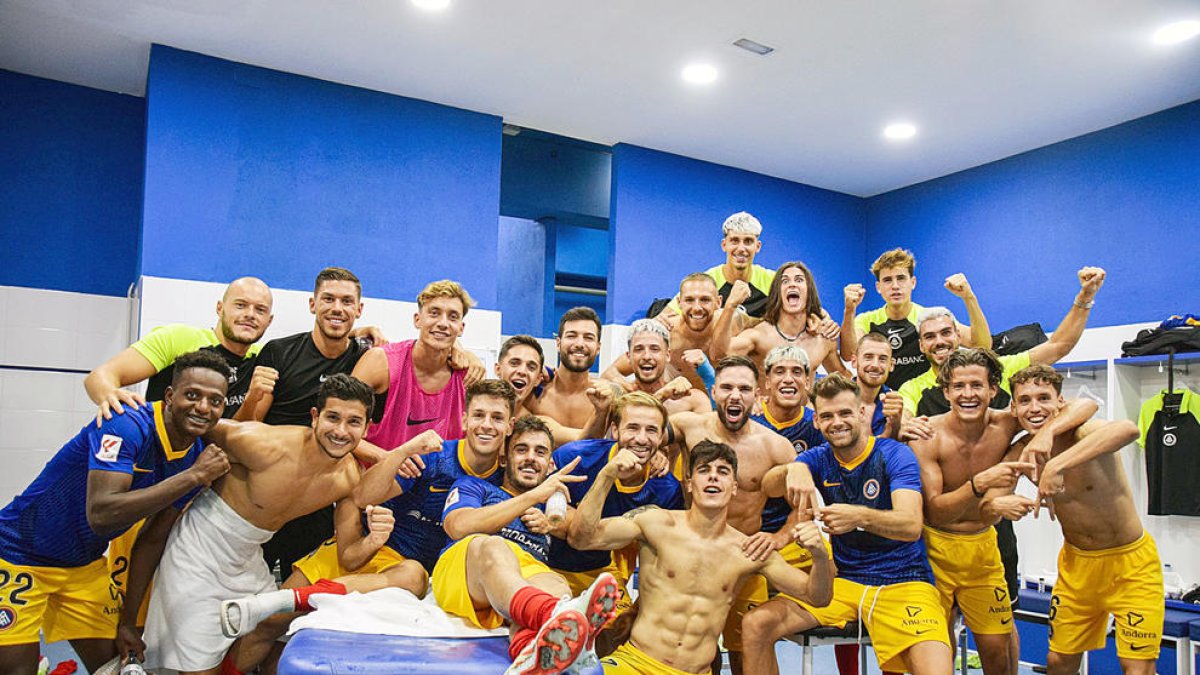 El vestidor de l'FC Andorra va celebrar la victòria al vestidor de Butarque.