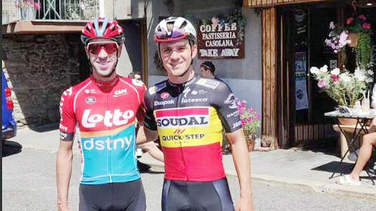 Remco Evenepoel, a la dreta, s'entrena a Andorra.