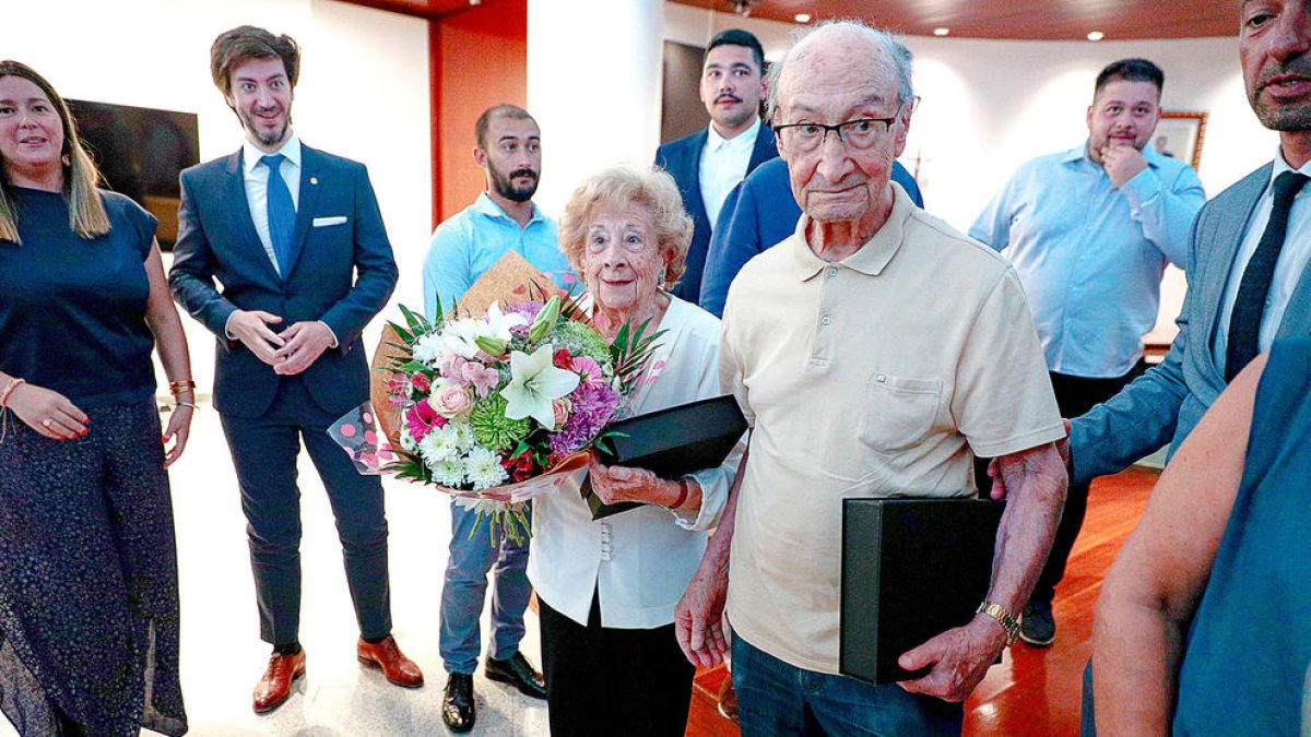 Olivares i Marsal amb la placa commemorativa i el ram de flors.