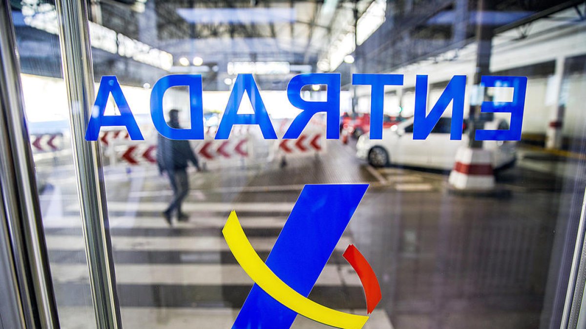 La sol·licitud del retorn de l'IVA es fa a través d'una màquina situada a la duana de la Farga de Moles.