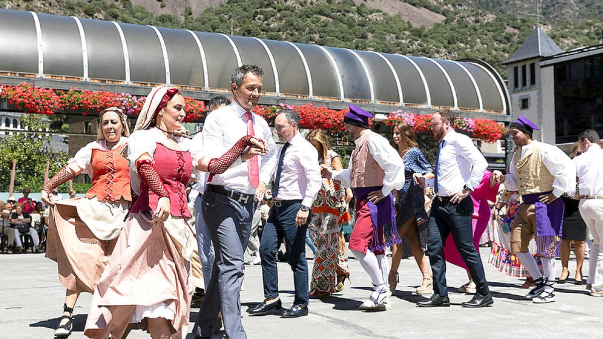 Astrié ballant el contrapàs a la festa major d'Andorra la Vella.