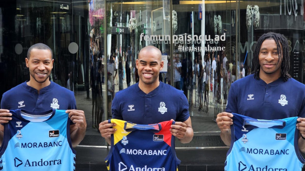 Els tres reforços, Andrew Goudelock, Markel Starks i Stan Okoye, ahir abans de la presentació.