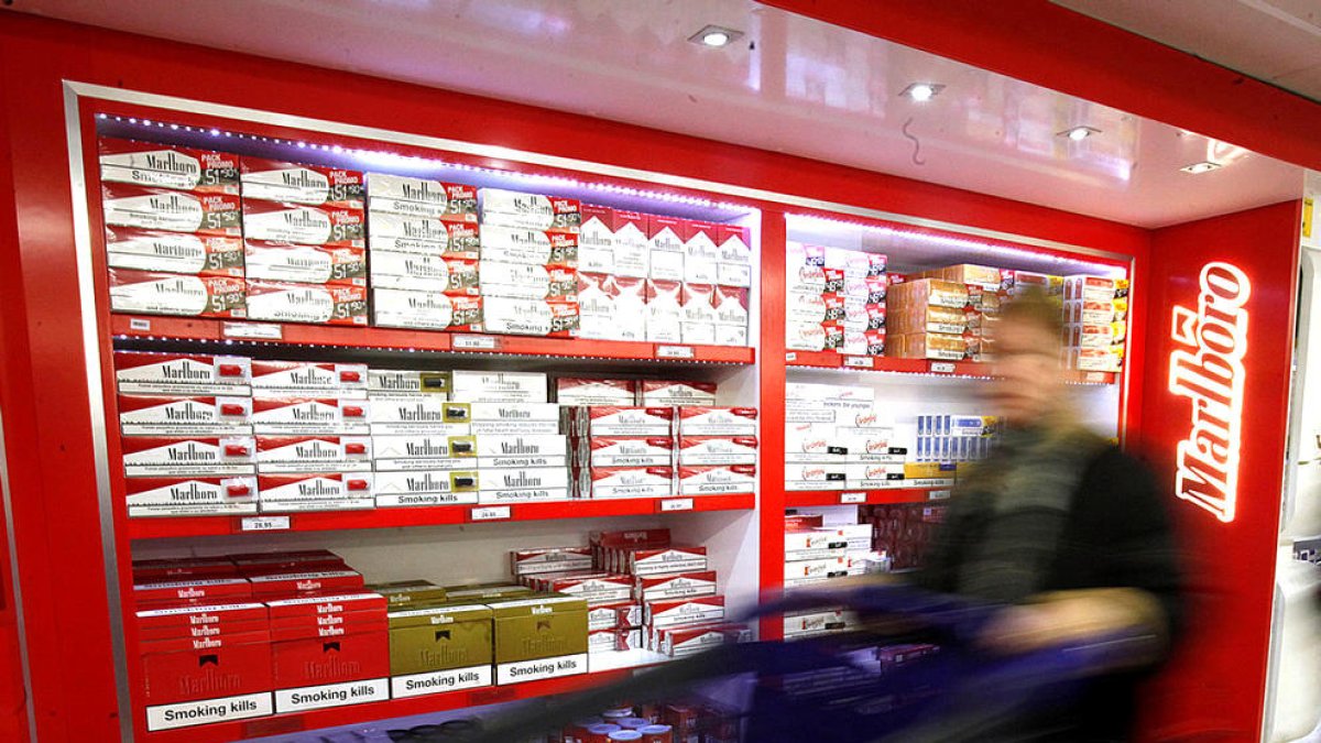 Prestatgeria d'una botiga amb tabac.