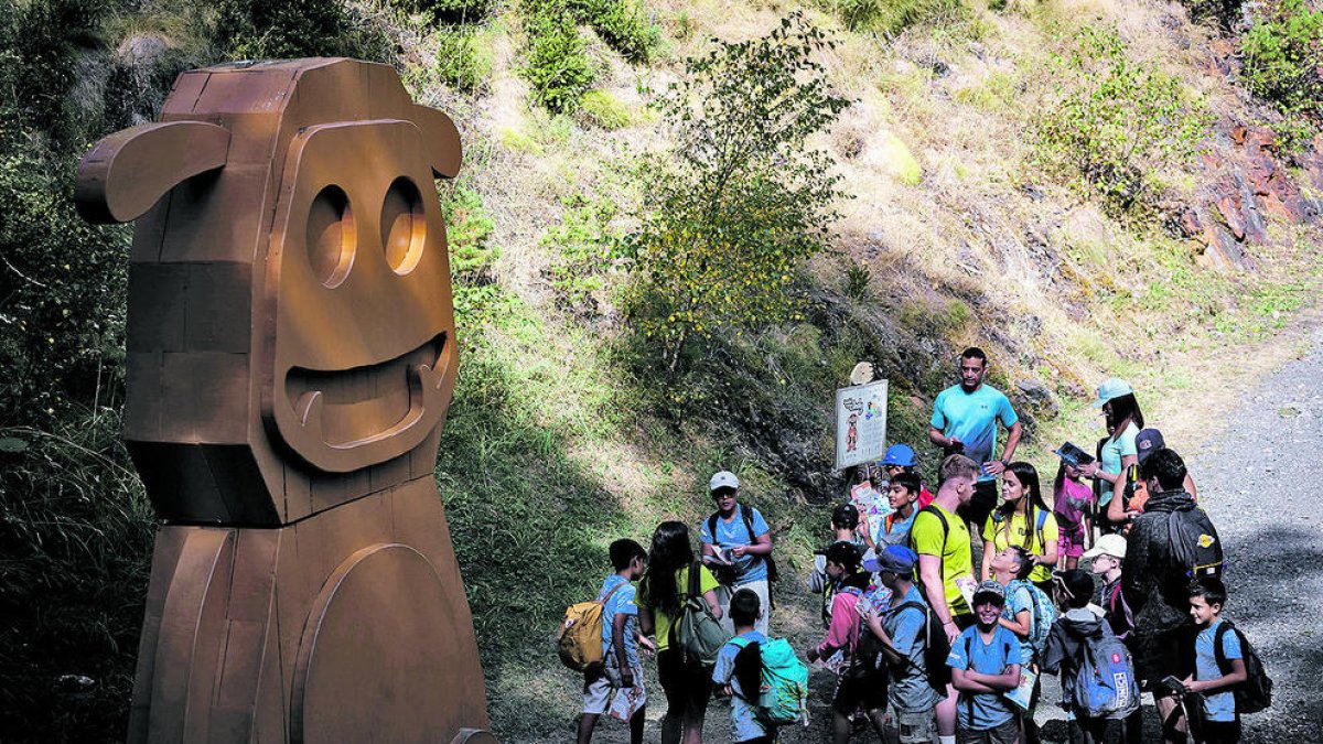 Andorra la Vella estrena una nova ruta familiar al voltant del tamarro Andy. La següent serà una cursa d'esquivar turistes a l'avinguda Meritxell.
