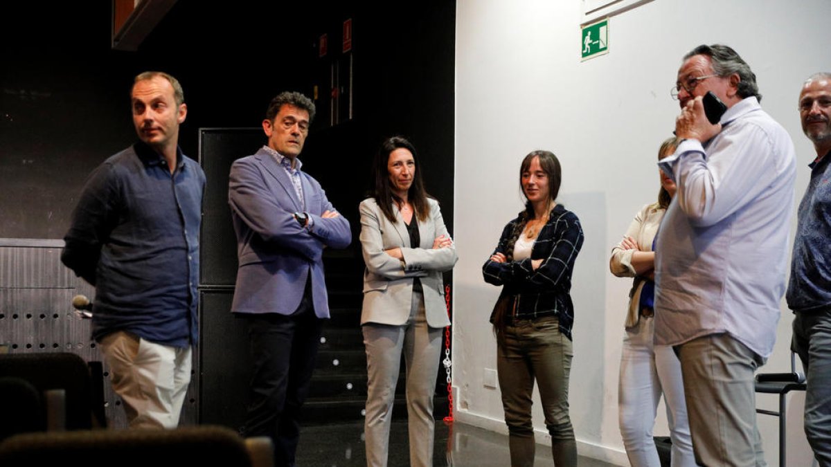 La cònsol menor liberal, Eva Choy, amb el cònsol major, Josep Àngel Mortés i altres membres del comú.