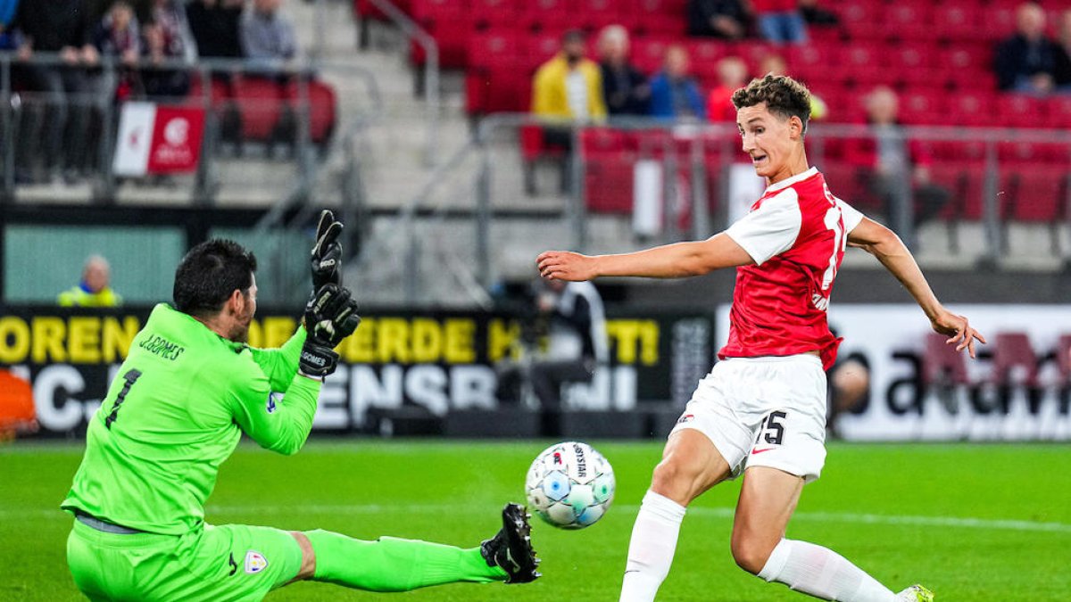El porter Gomes davant Van Bommel, dijous.