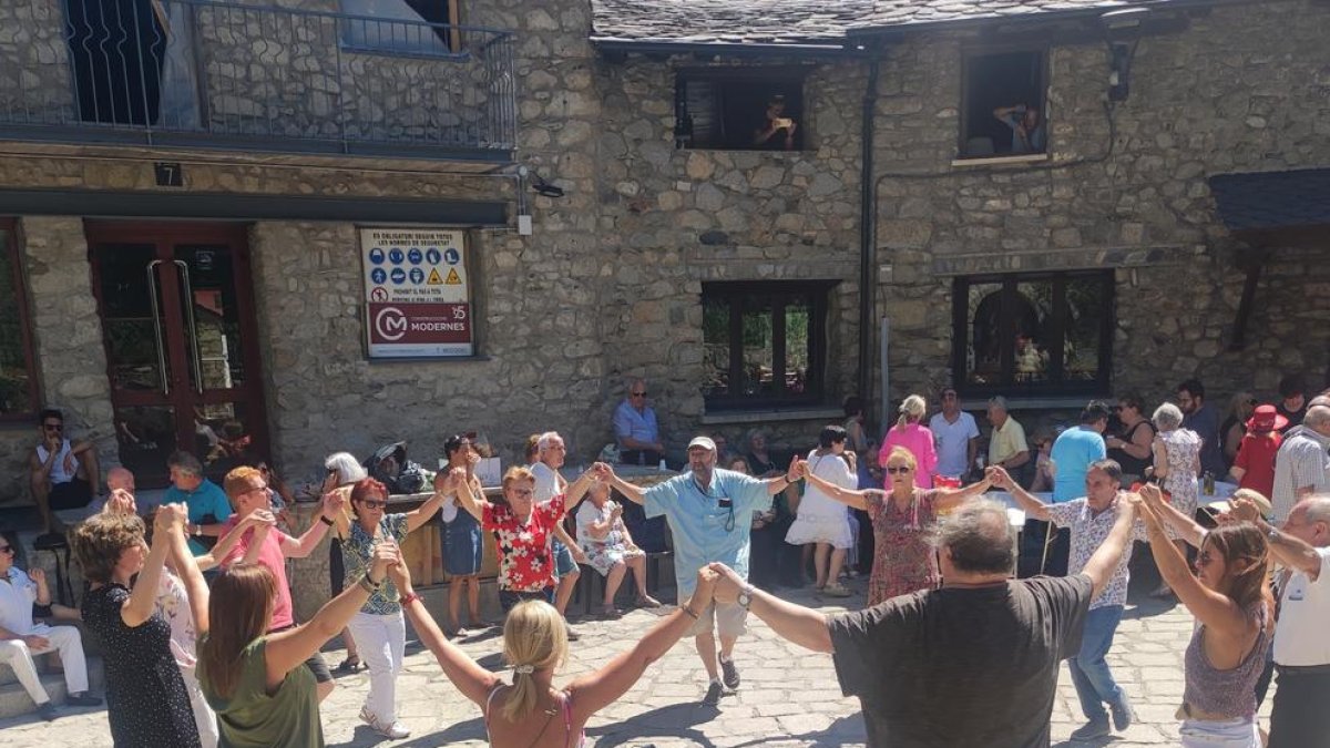 L'arrossada popular aplega 600 persones a Santa Coloma