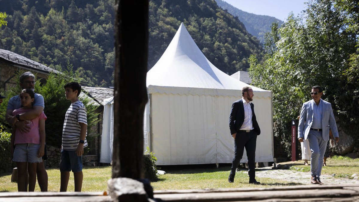 Missa solemne a l'església de Santa Coloma.