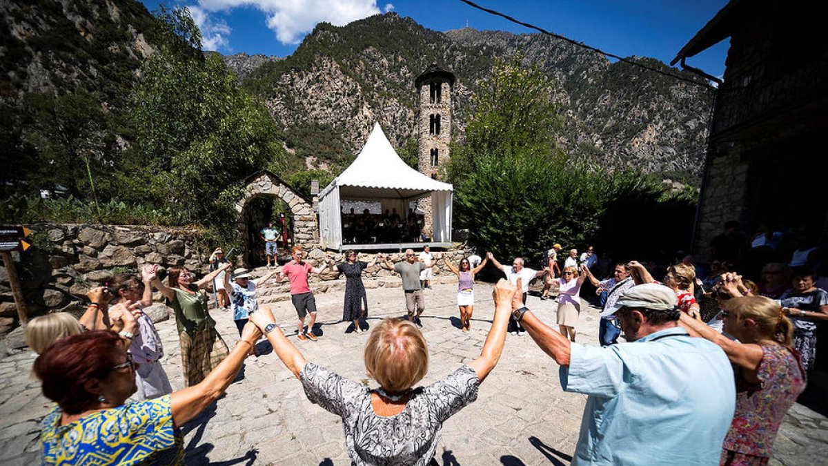 Sardanes a la plaça de l'Església de Santa Coloma.