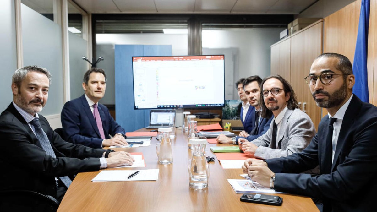 Els membres del Banc d'Inversions Europeus amb les autoritats andorranes durant la visita del juliol.