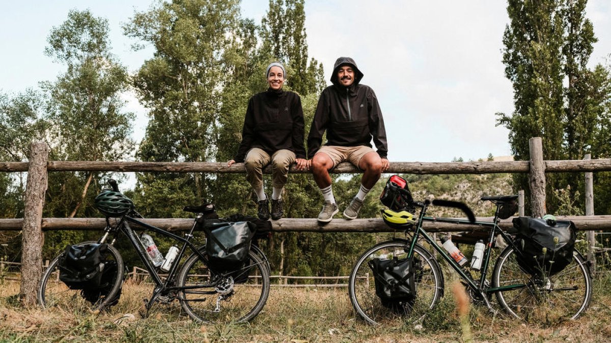David Vilanova i Elena Milà en un dels itineraris en bicicleta.