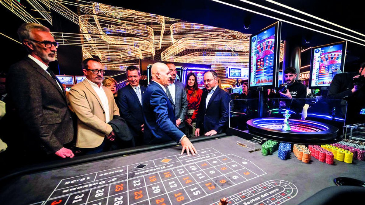 Autoritats a la inauguració del casino.