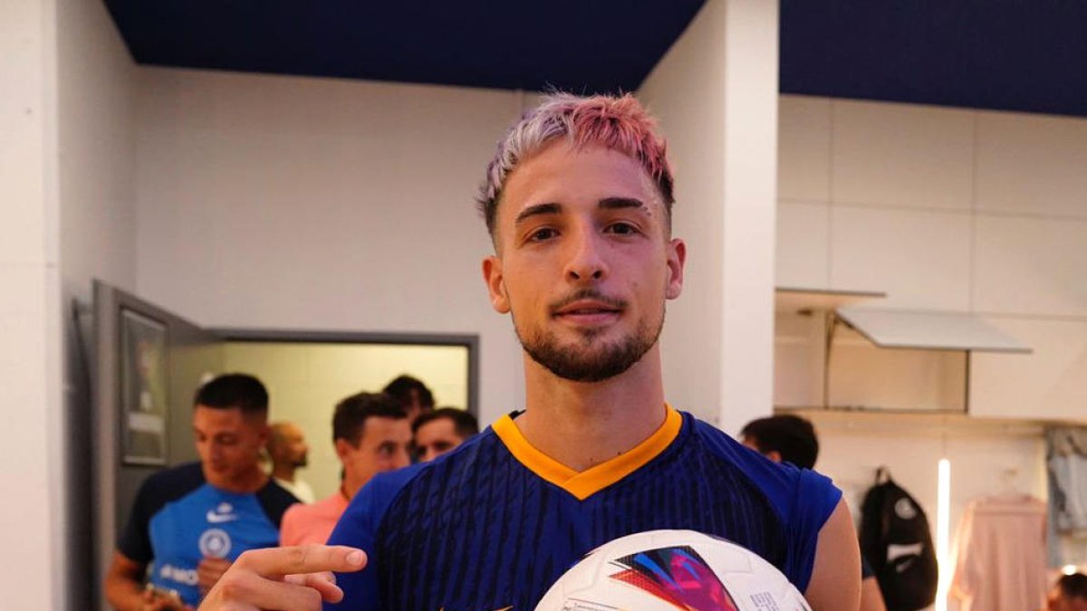 Manu Nieto, al vestidor amb la pilota del partit.